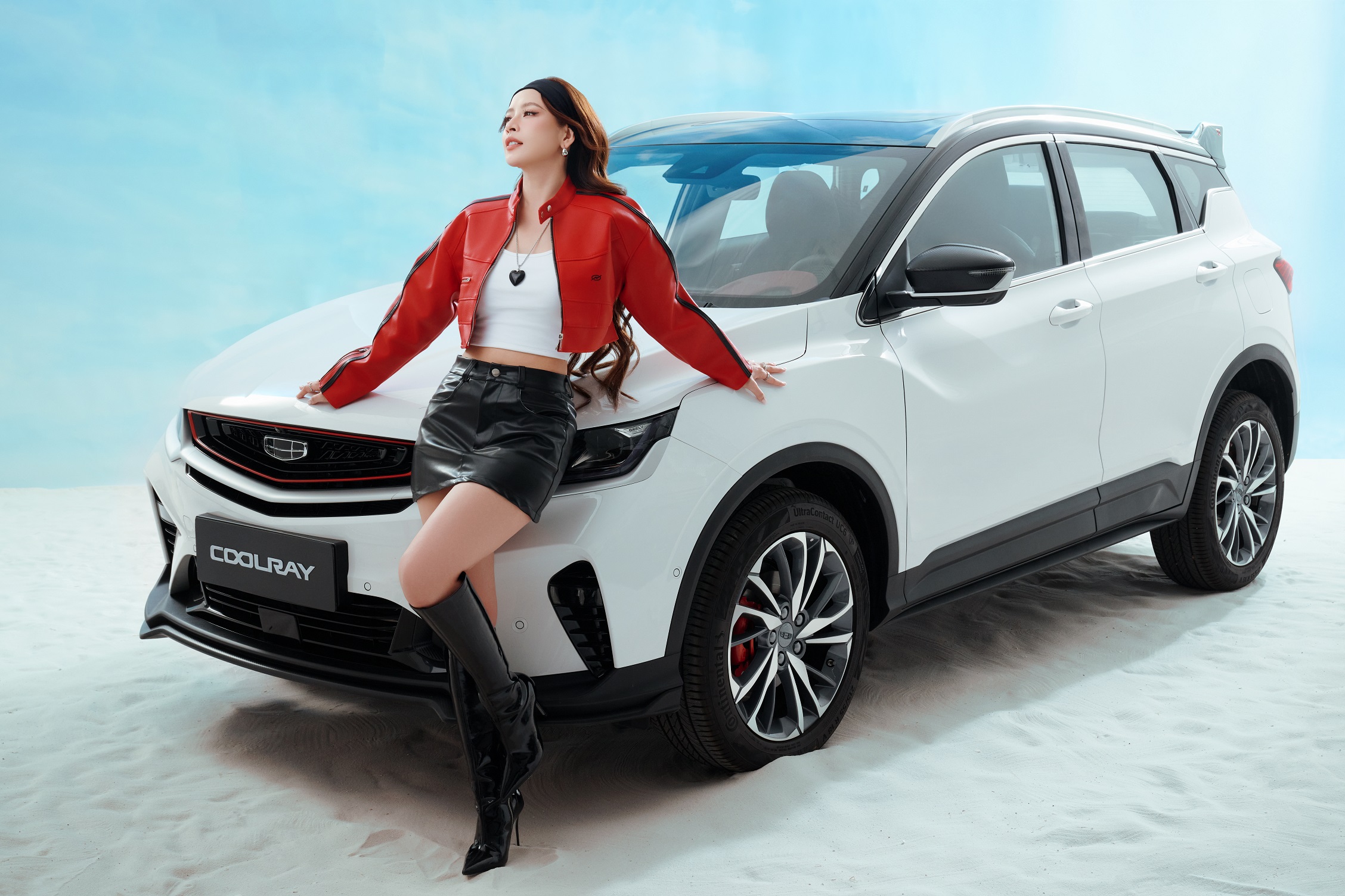 03.Chi Pu và Coolray.jpg