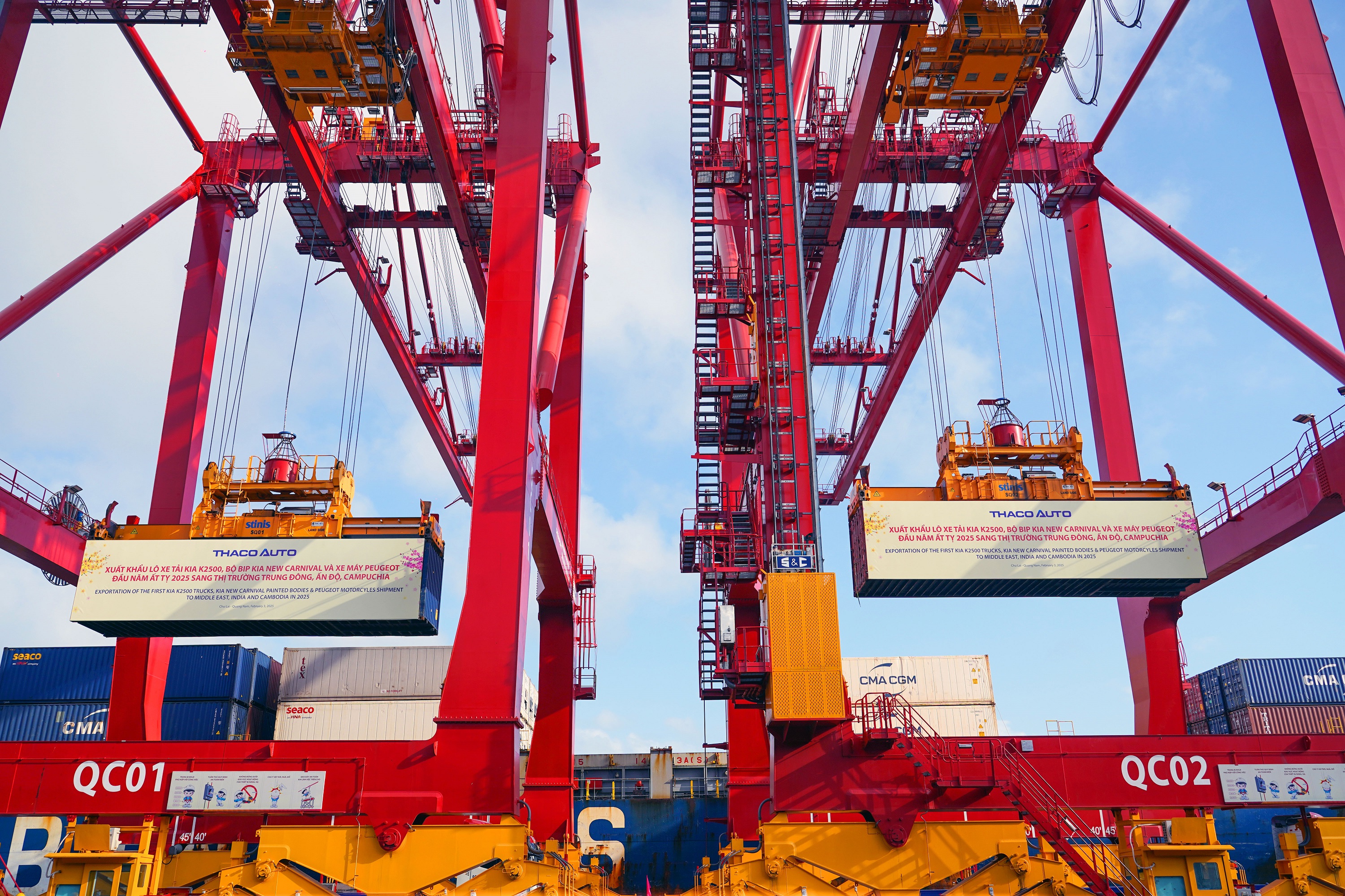 1. Lô hàng của THACO AUTO được xuất khẩu sang các thị trường quốc tế ngày đầu xuân Ất Tỵ tại c...jpg
