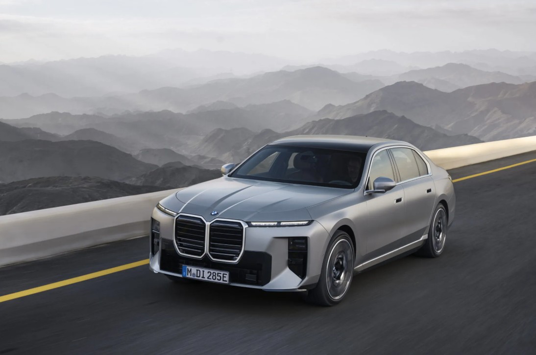 2027-BMW-7-Series-FL-0002_resize-2048x1366.jpg