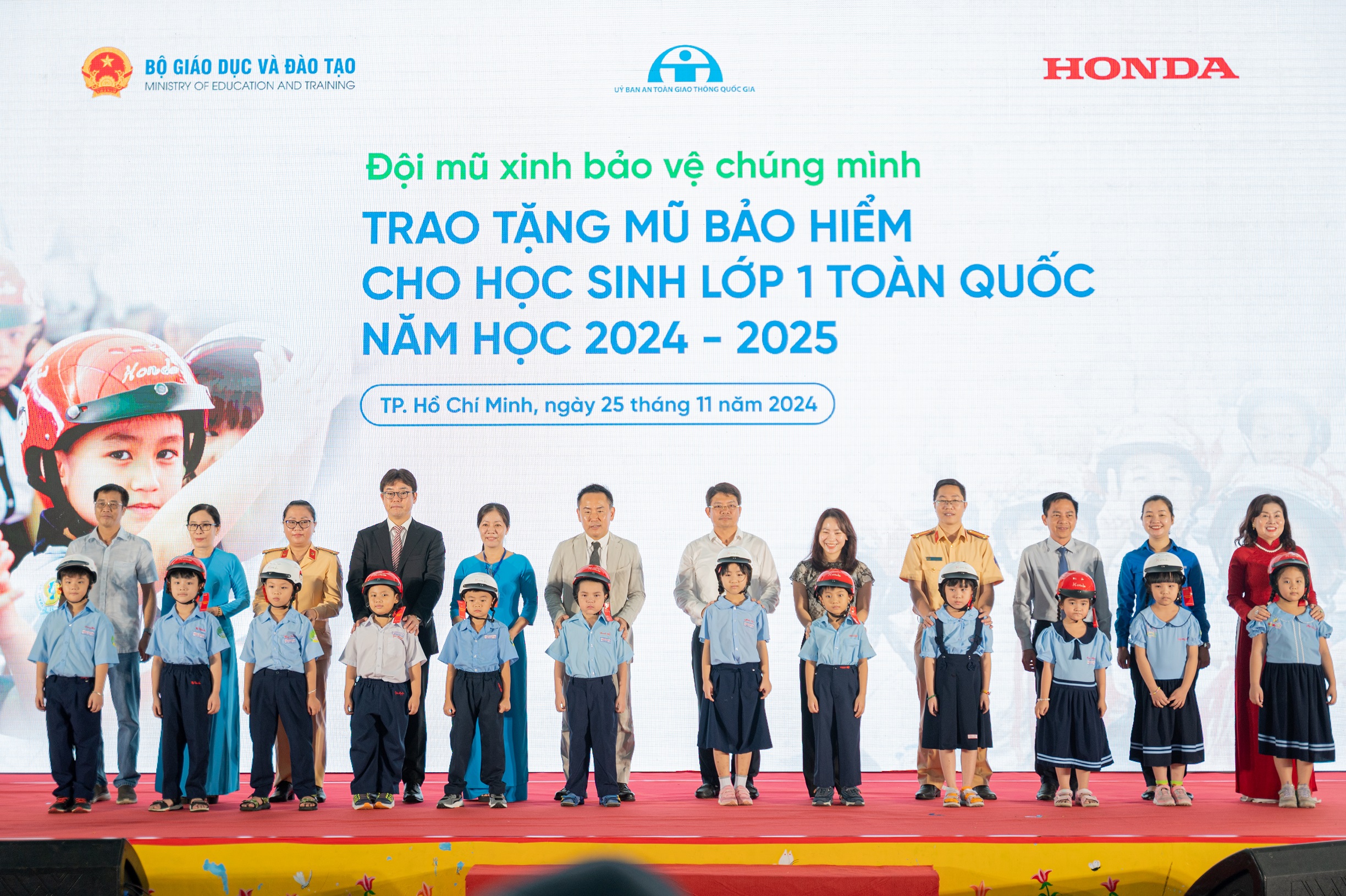 4. Các đại biểu trao tặng mũ bảo hiểm cho các em học sinh lớp Một trường Tiểu học Giồng Ông Tố...JPG