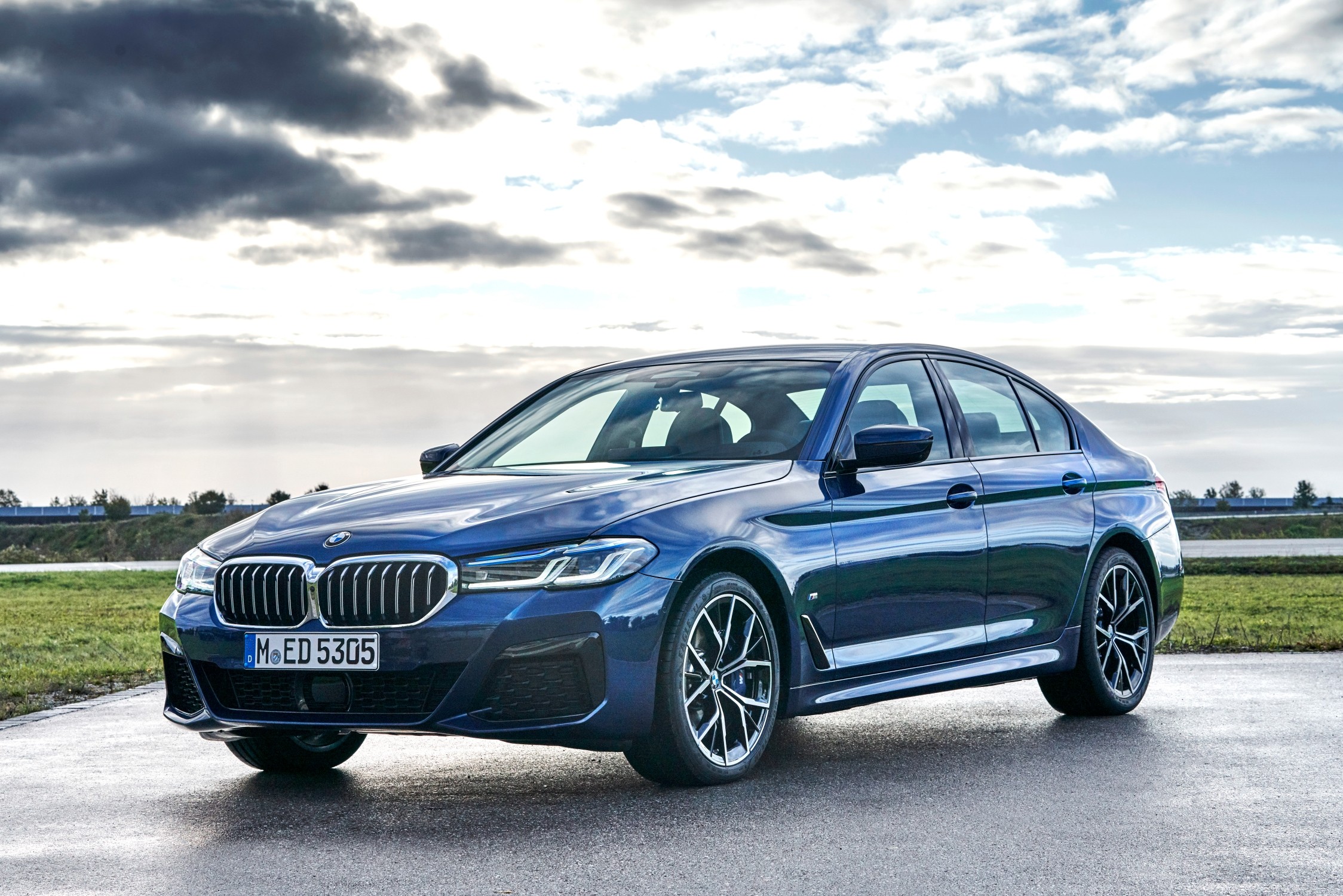 BMW 530i M Sport ưu đãi gần 300 triệu đồng.jpg