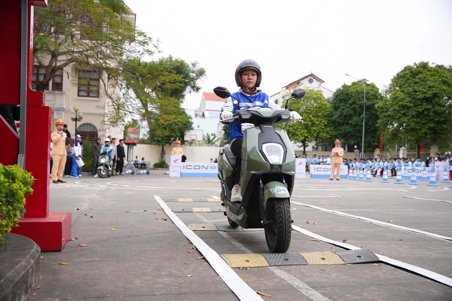 Học sinh thực hành kỹ năng lái xe gắn máy an toàn cho học sinh THPT.JPG