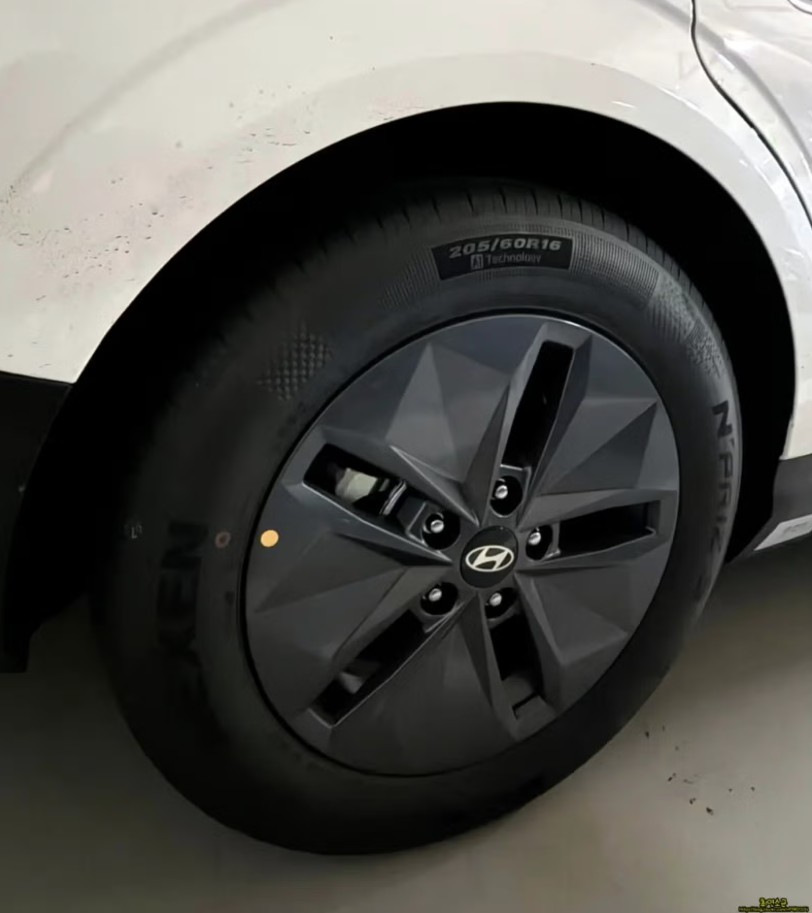 hyundai-elantra-base-3.jpg