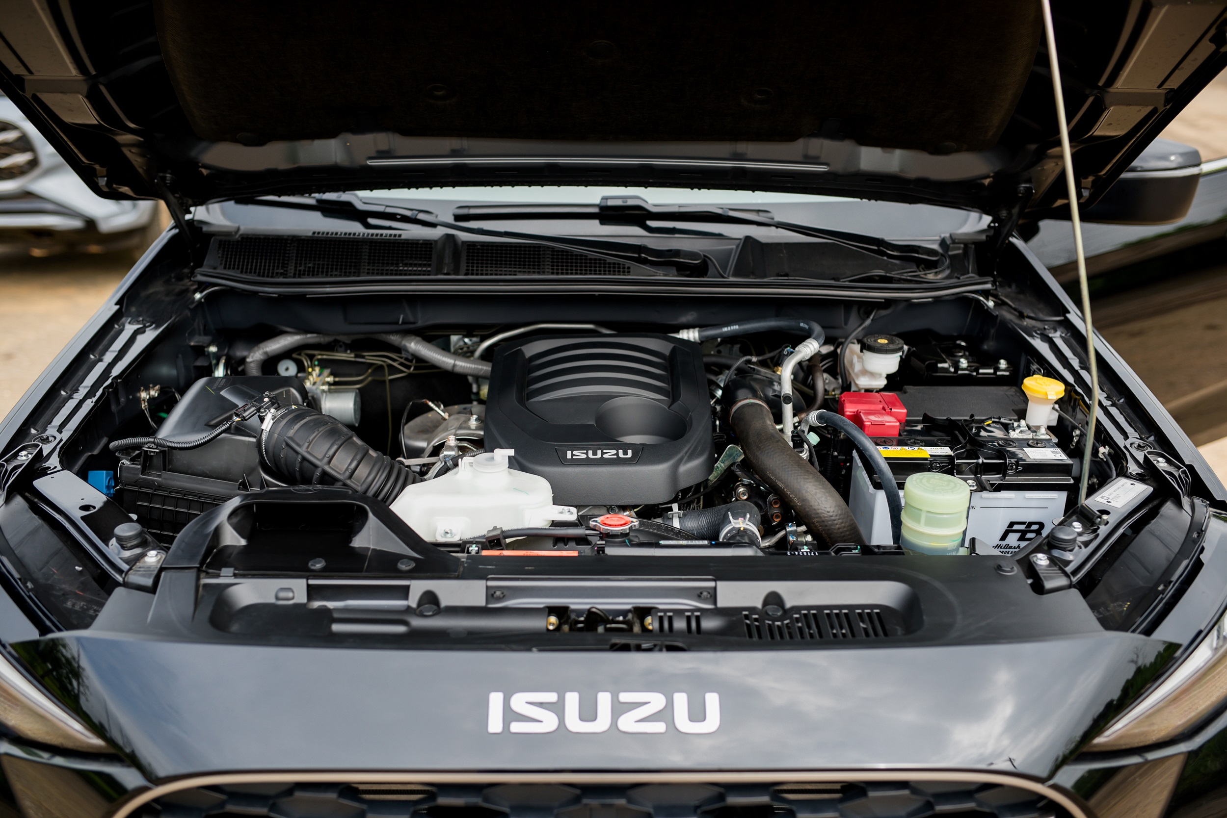 ISUZU mu-X 2025  (2).jpg