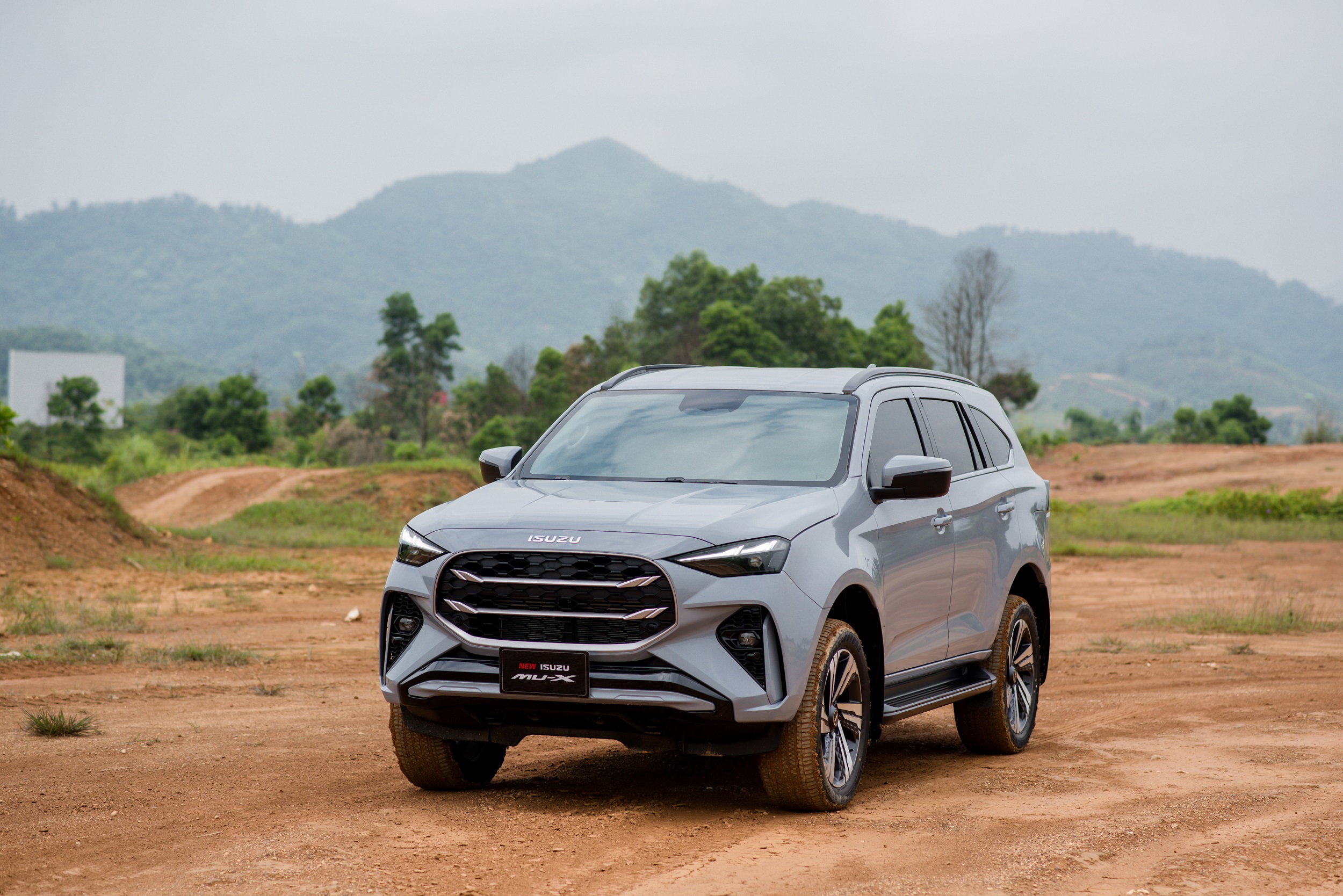 ISUZU mu-X 2025  (6).jpg