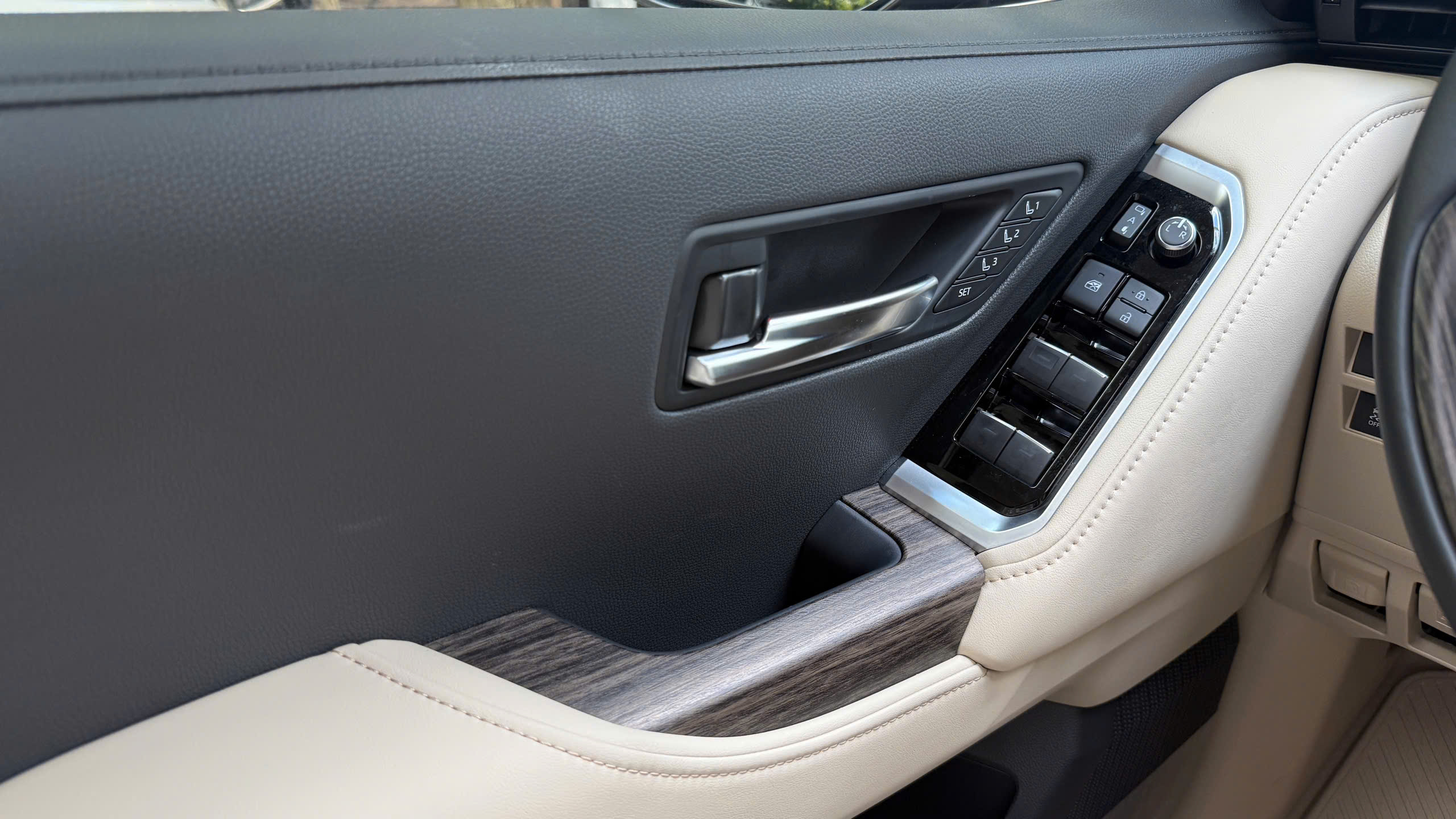LC300 HEV (1).jpg