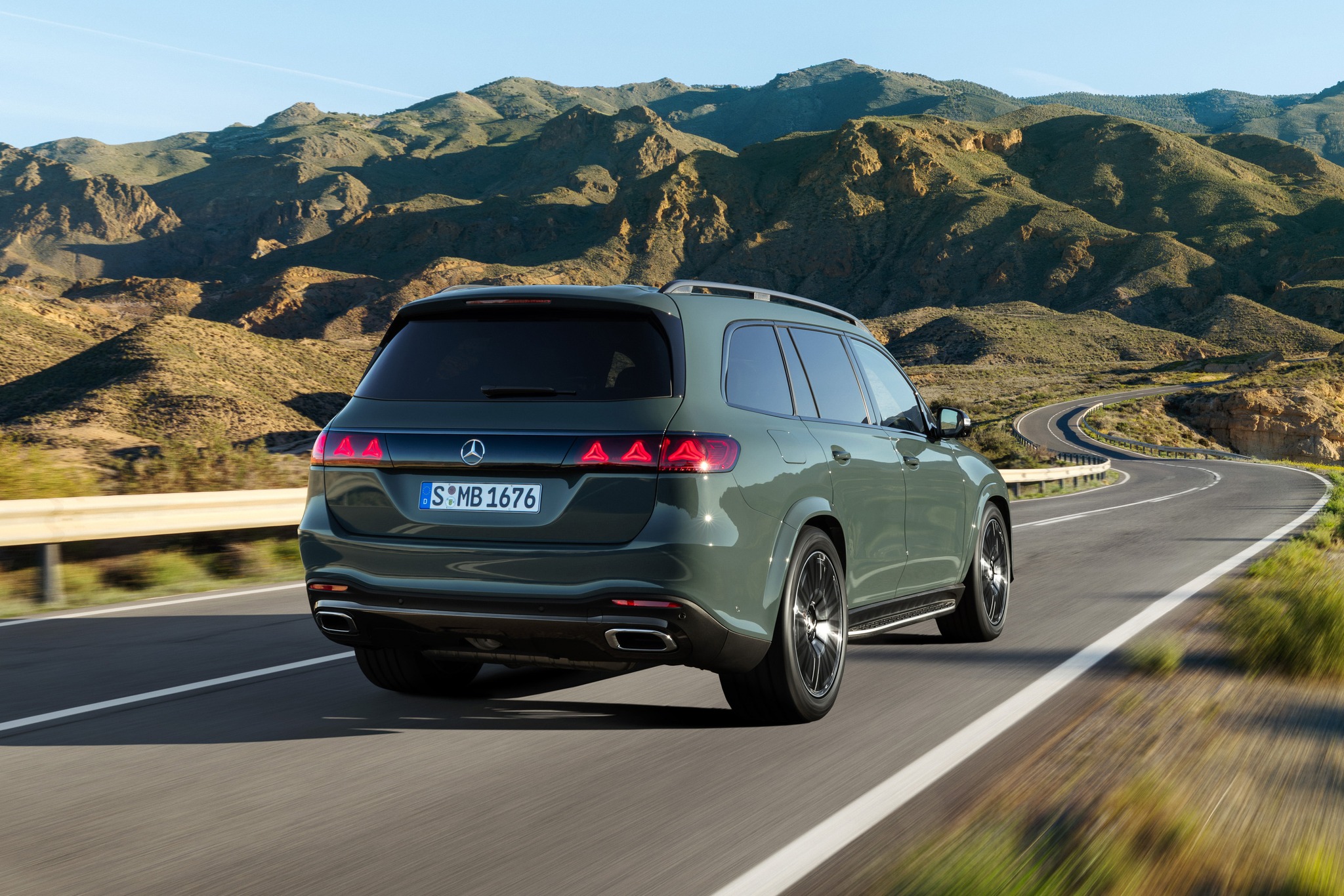 Mercedes-Benz GLS 16.jpg