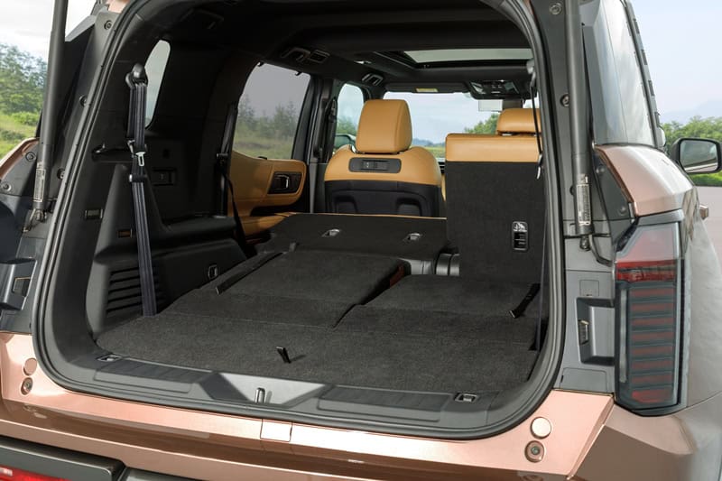 Mitsubishi_PAJERO_official_005.jpg