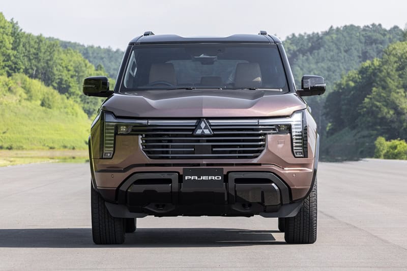 Mitsubishi_PAJERO_official_024.jpg