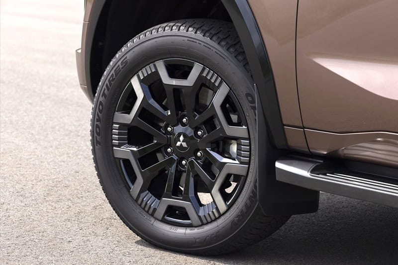 Mitsubishi_PAJERO_official_026.jpg