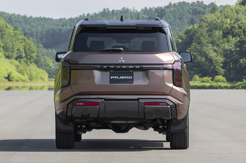 Mitsubishi_PAJERO_official_028.jpg