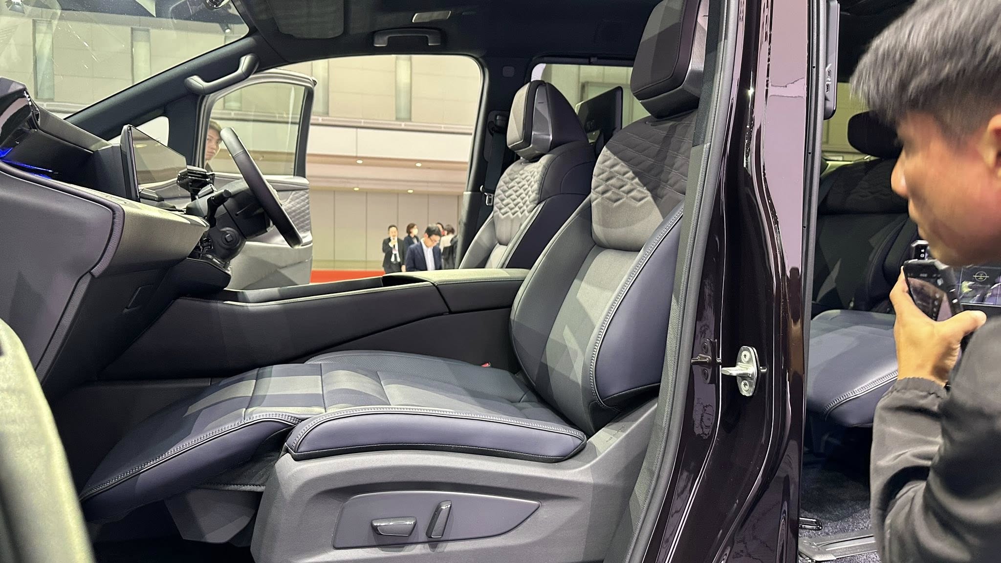 Nissan ELGRAND 14.jpg