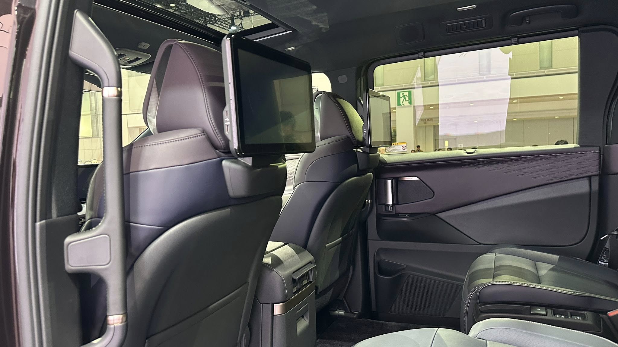 Nissan ELGRAND 8.jpg