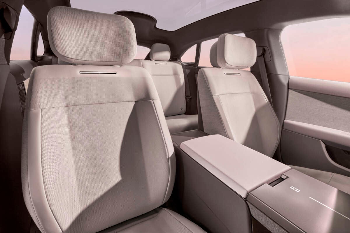 Range-Rover-GT-INTERIOR_PASSENGER-REVERSE-1200x800.jpg