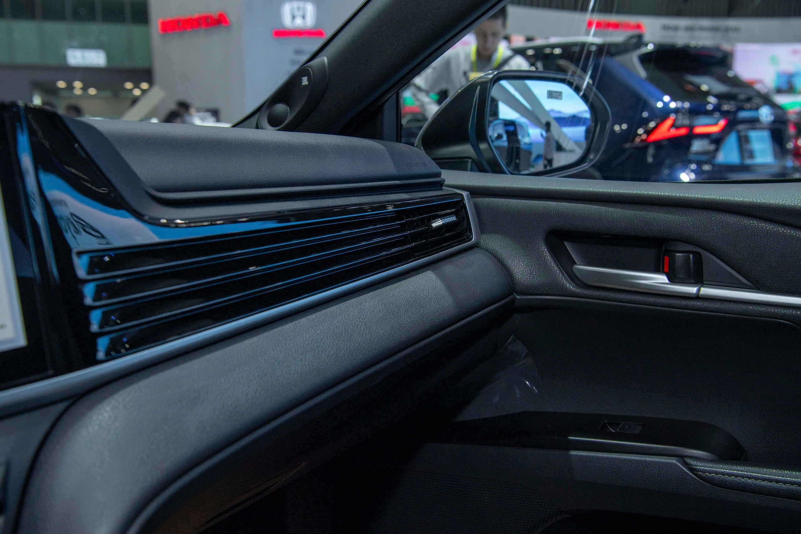 Toyota Camry 2025 (17).jpg