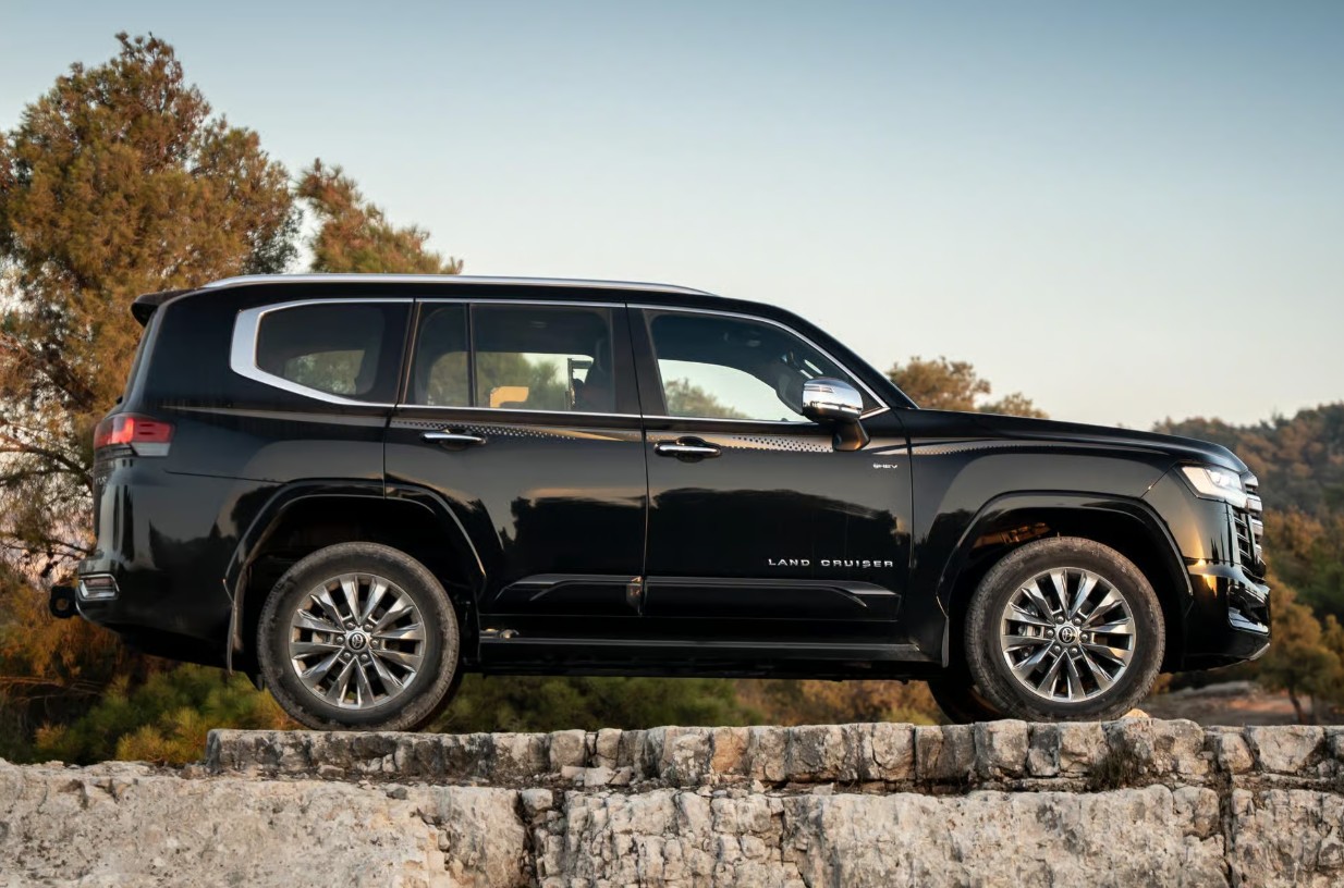 Toyota Land Cruiser 300 HEV -1.jpg