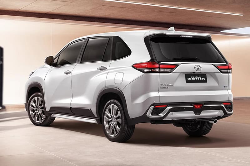 Toyota_Innova_zenix_002-1.jpg