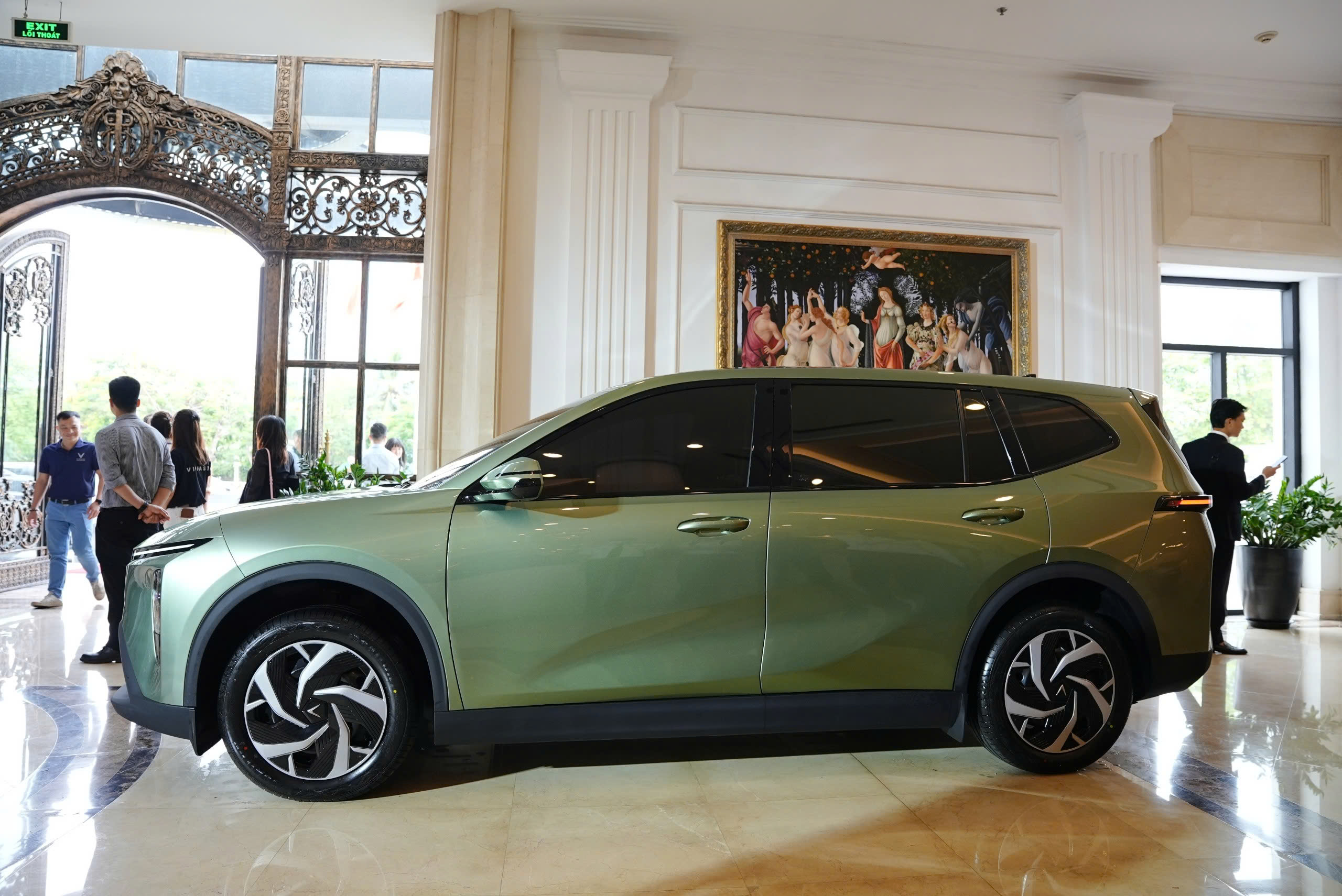 VinFast Limo Green (3).jpg