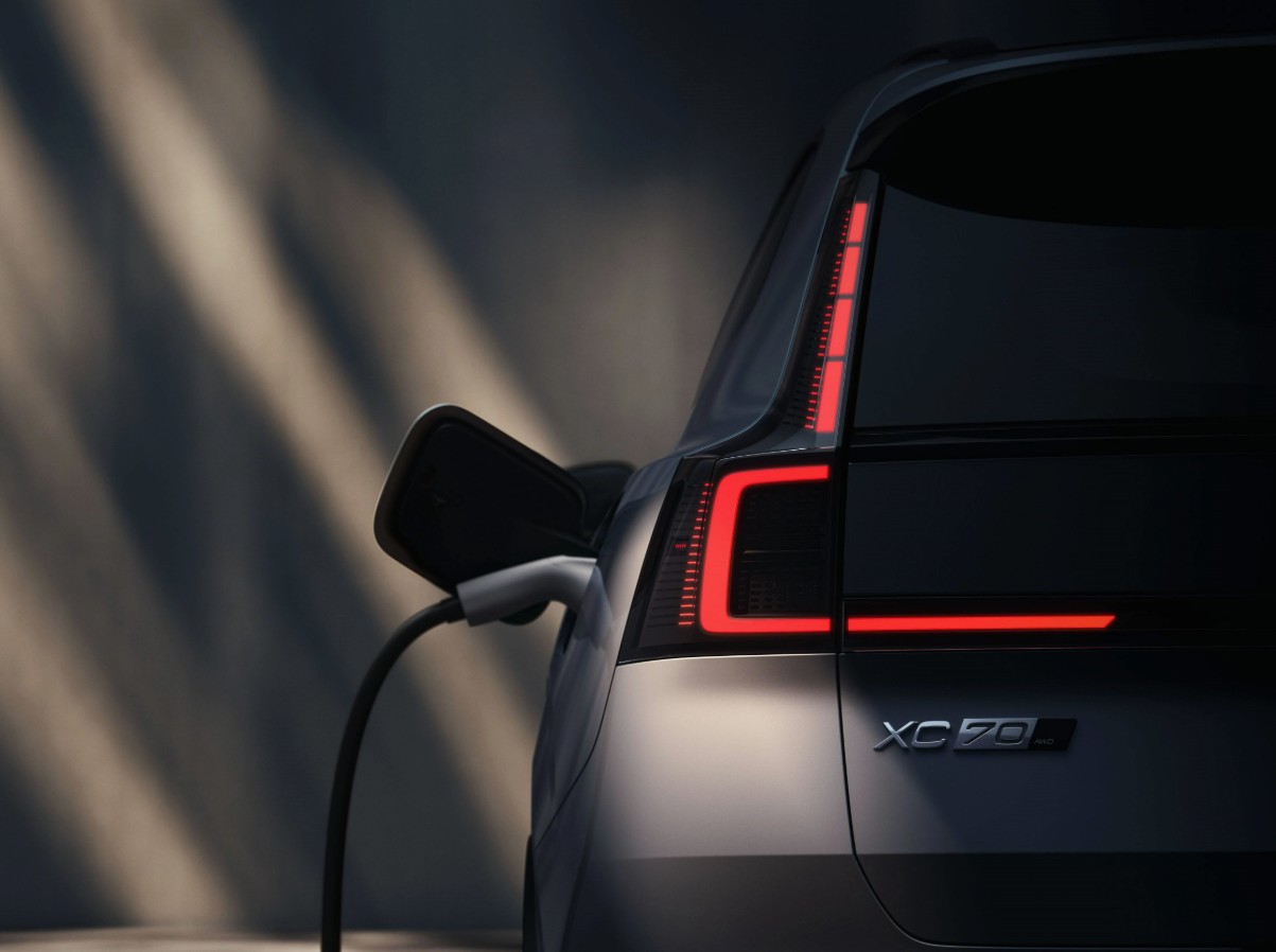Volvo-XC70-ER-PHEV-teaser-4.jpg