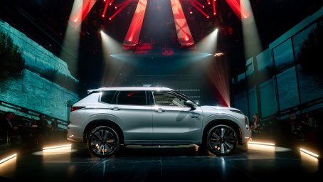 2026-mitsubishi-outlander-phev-premieres-in-montreal-prices-start-at-50498-in-canada_1.jpg