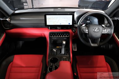 Lexus IS300h 2026 4.jpg