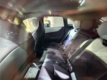 Mazda CX-6e 11.jpg