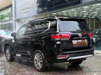 Toyota Land Cruiser 300 HEV 4.jpg